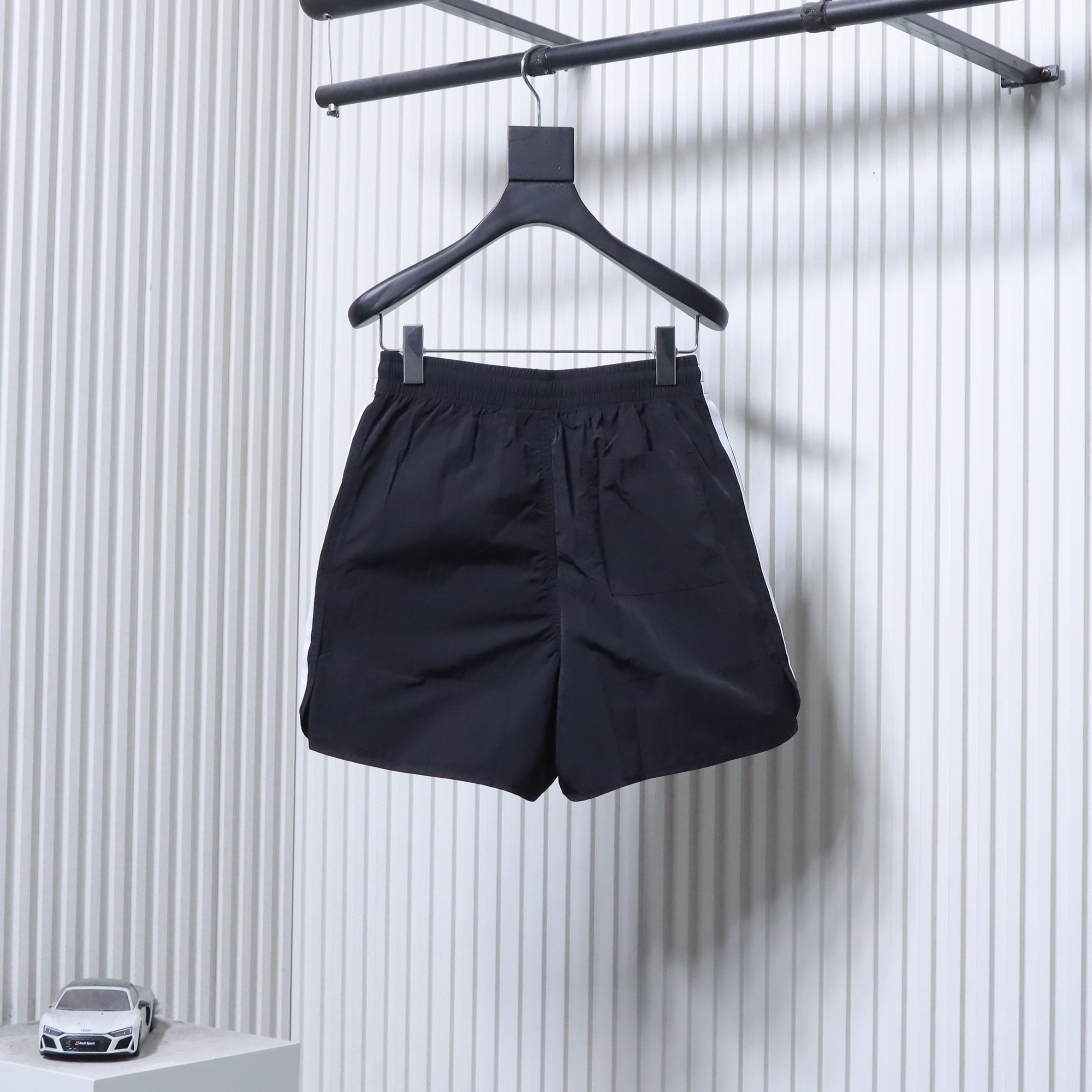     adidas Originals ADICOLOR Classic Stripe Shorts 01