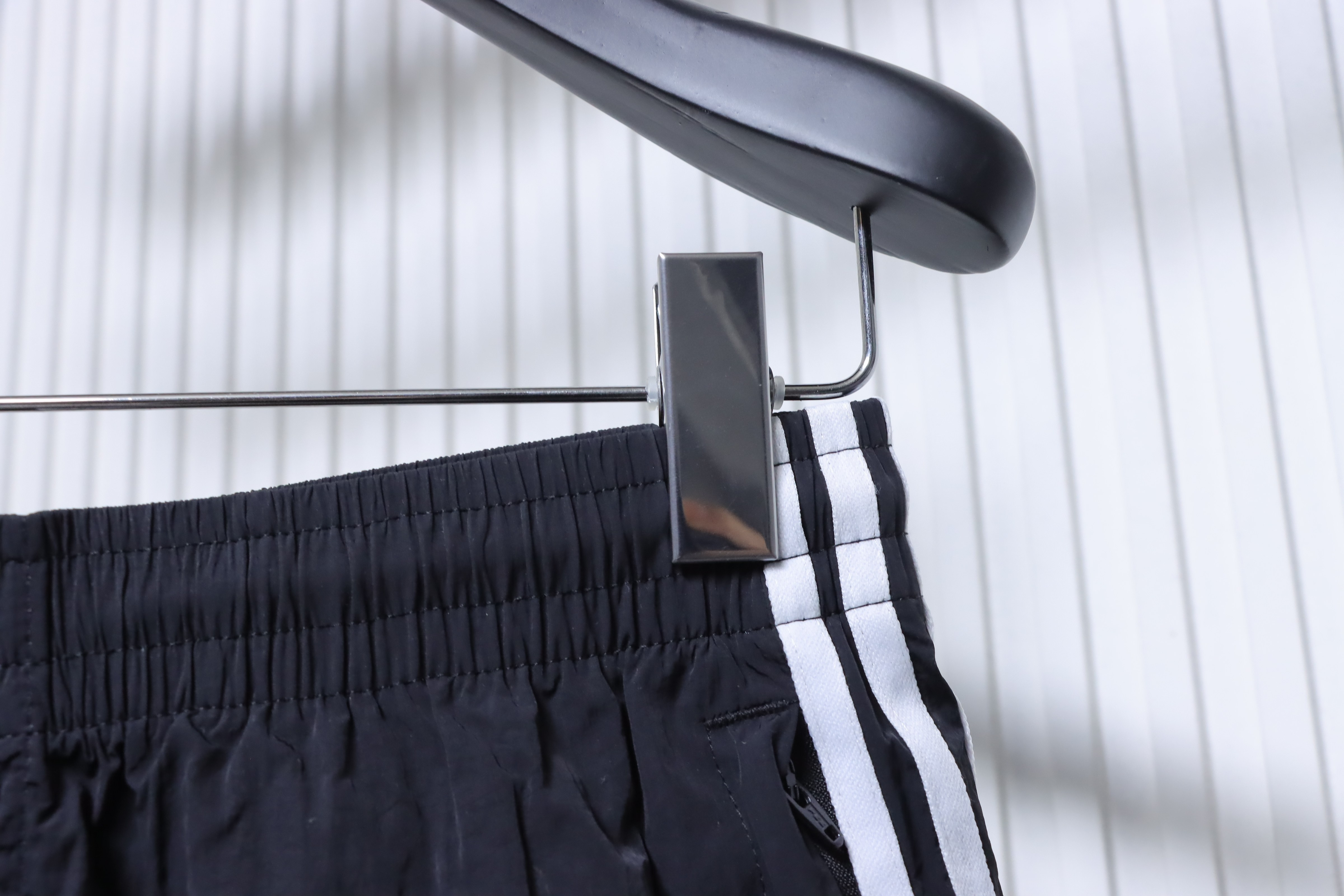     adidas Originals ADICOLOR Classic Stripe Shorts 01