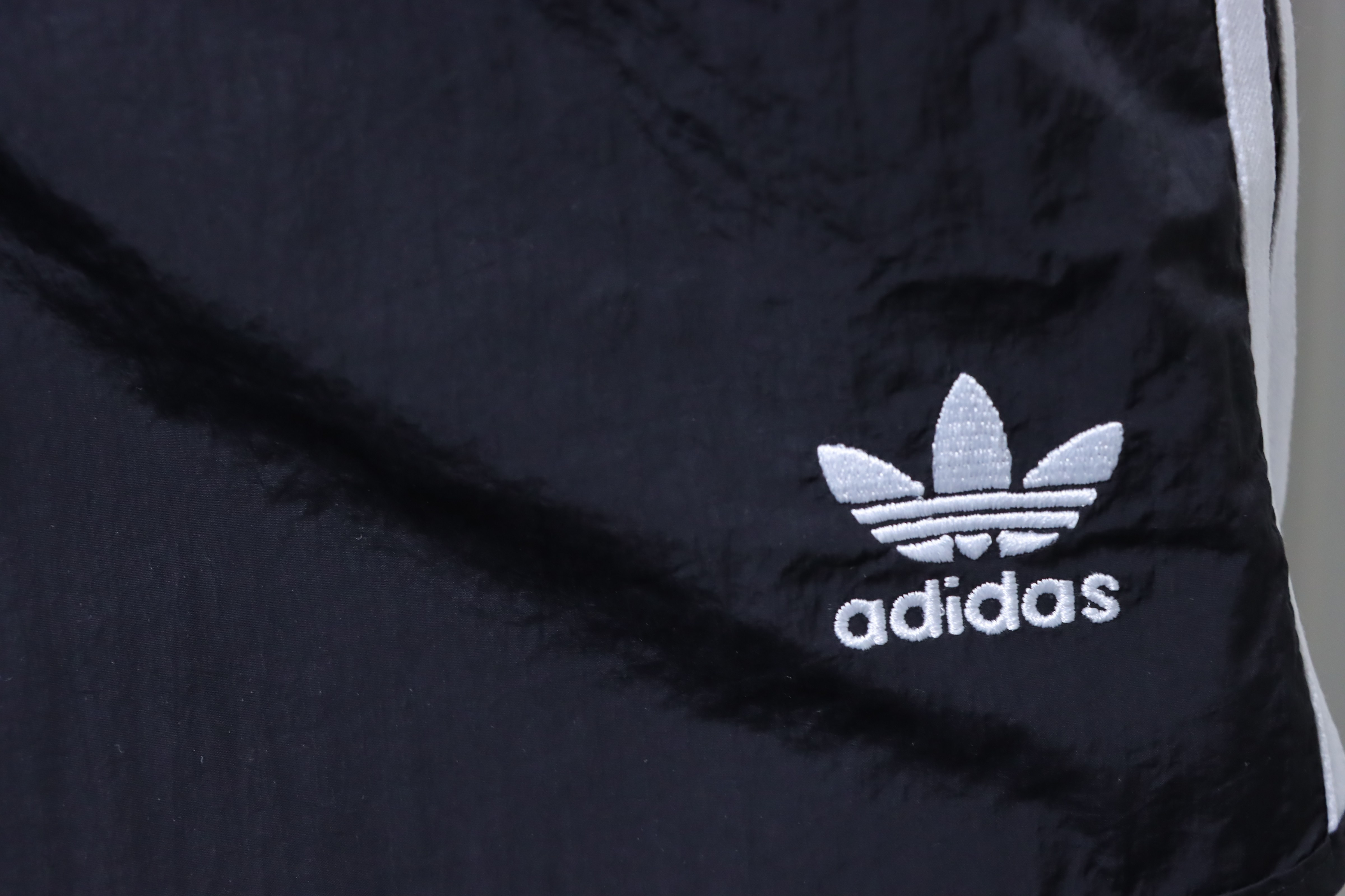     adidas Originals ADICOLOR Classic Stripe Shorts 01