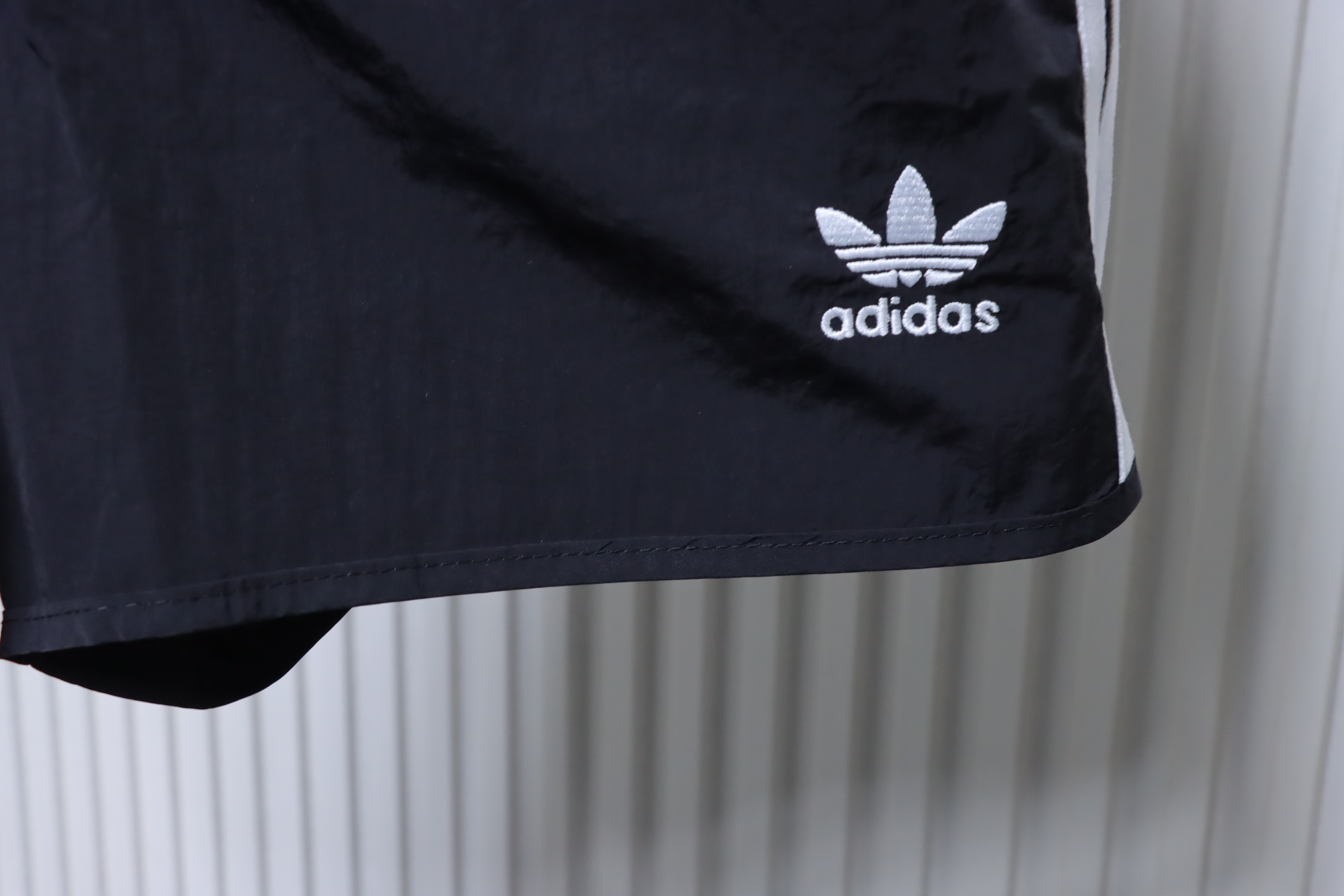     adidas Originals ADICOLOR Classic Stripe Shorts 01