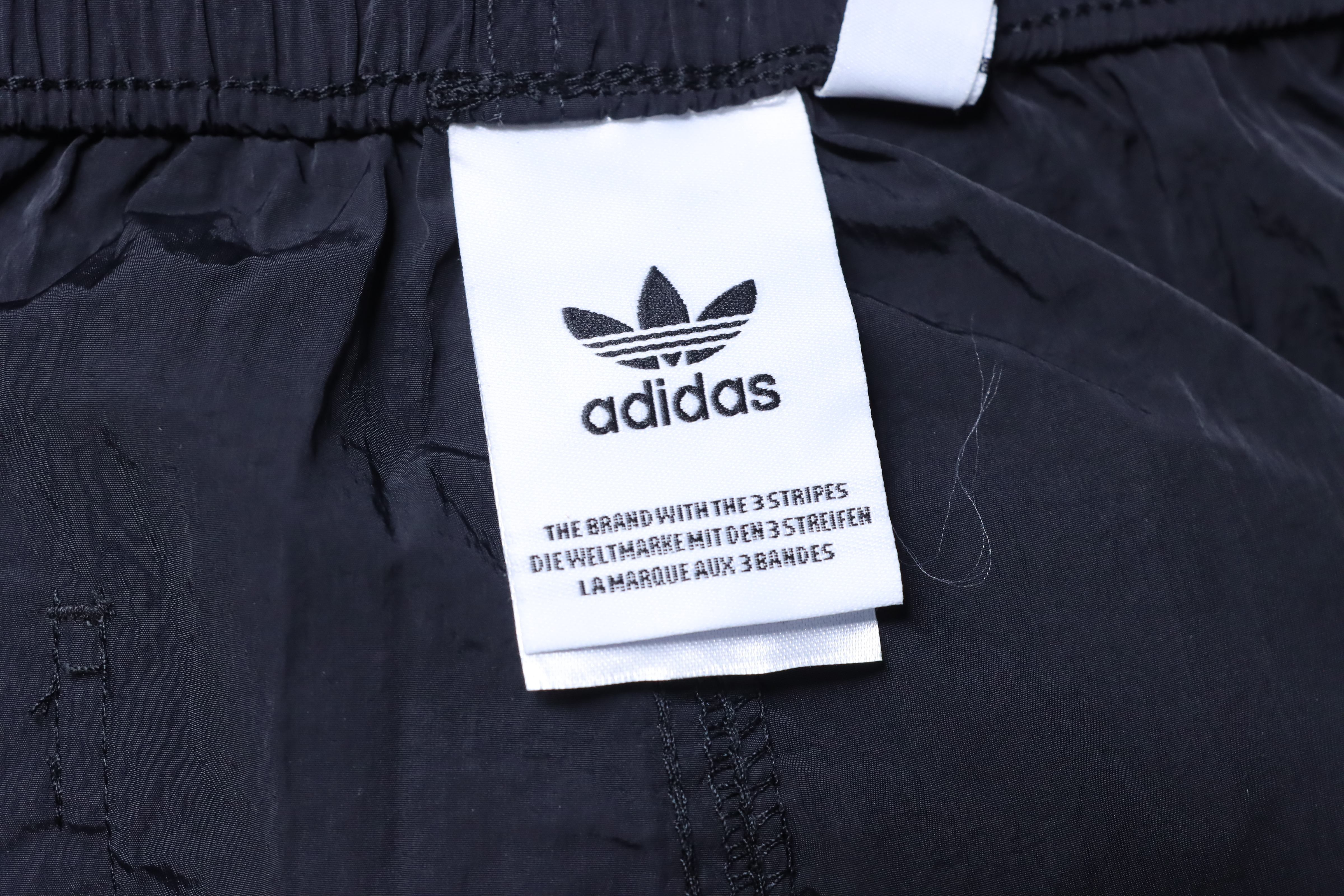     adidas Originals ADICOLOR Classic Stripe Shorts 01
