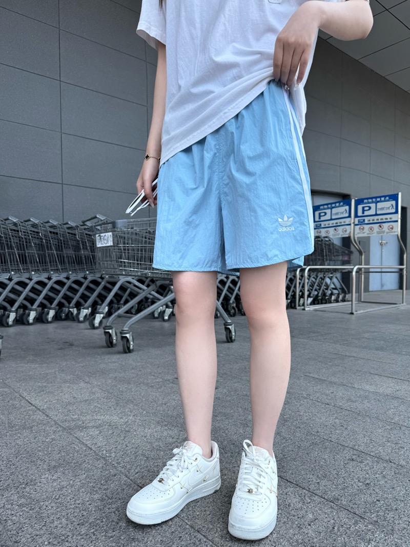     adidas Originals ADICOLOR Classic Stripe Shorts 04