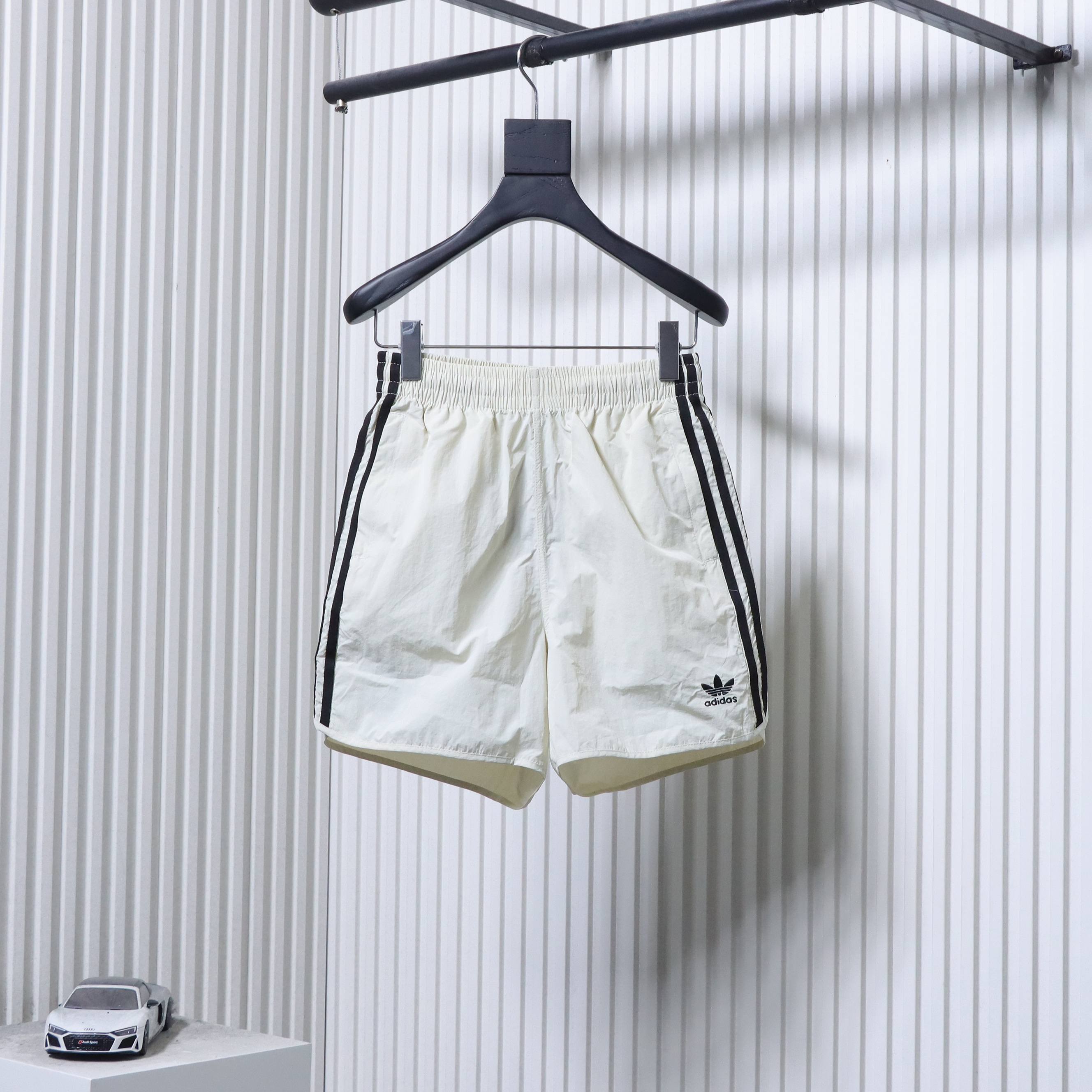     adidas Originals ADICOLOR Classic Stripe Shorts 05
