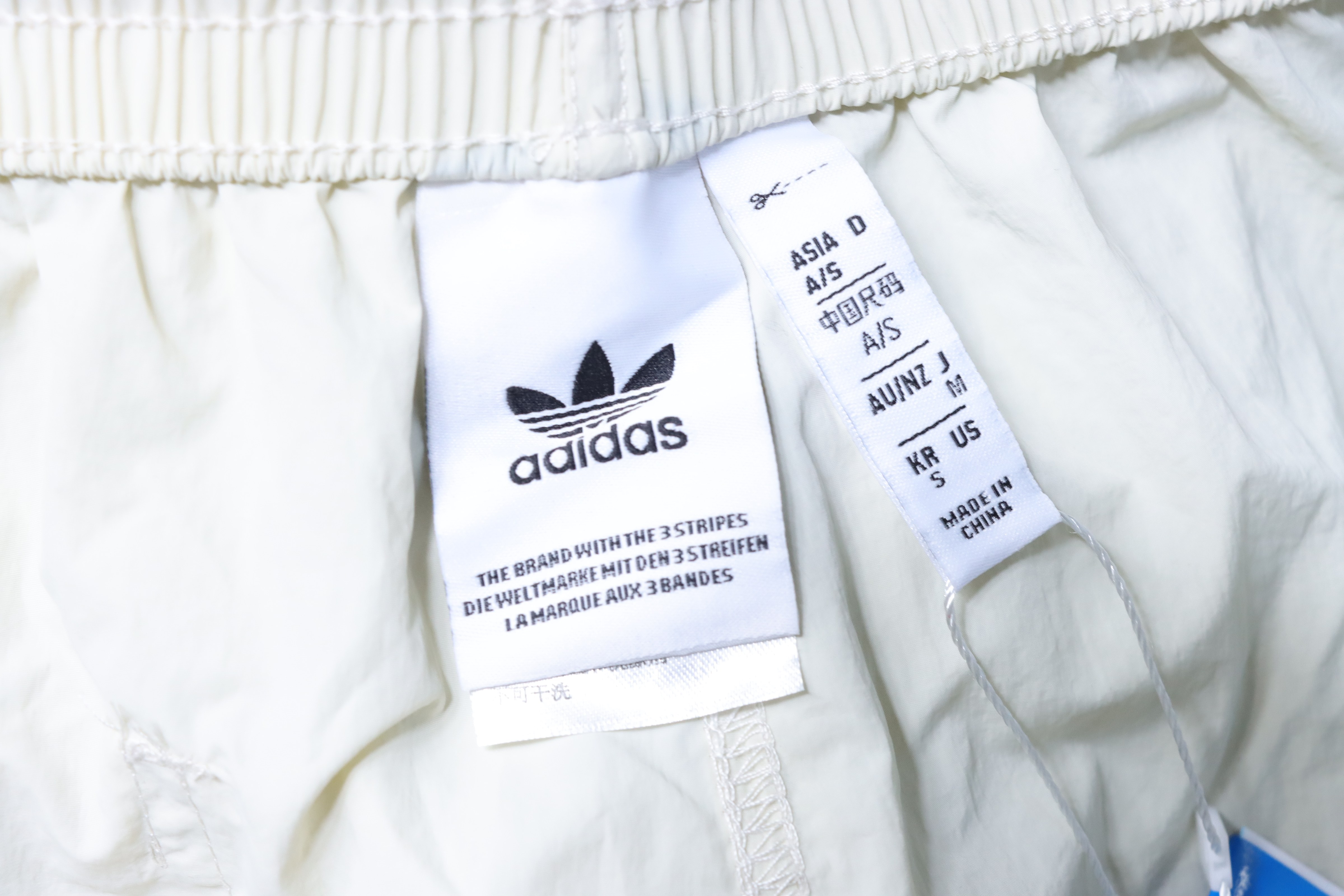     adidas Originals ADICOLOR Classic Stripe Shorts 05