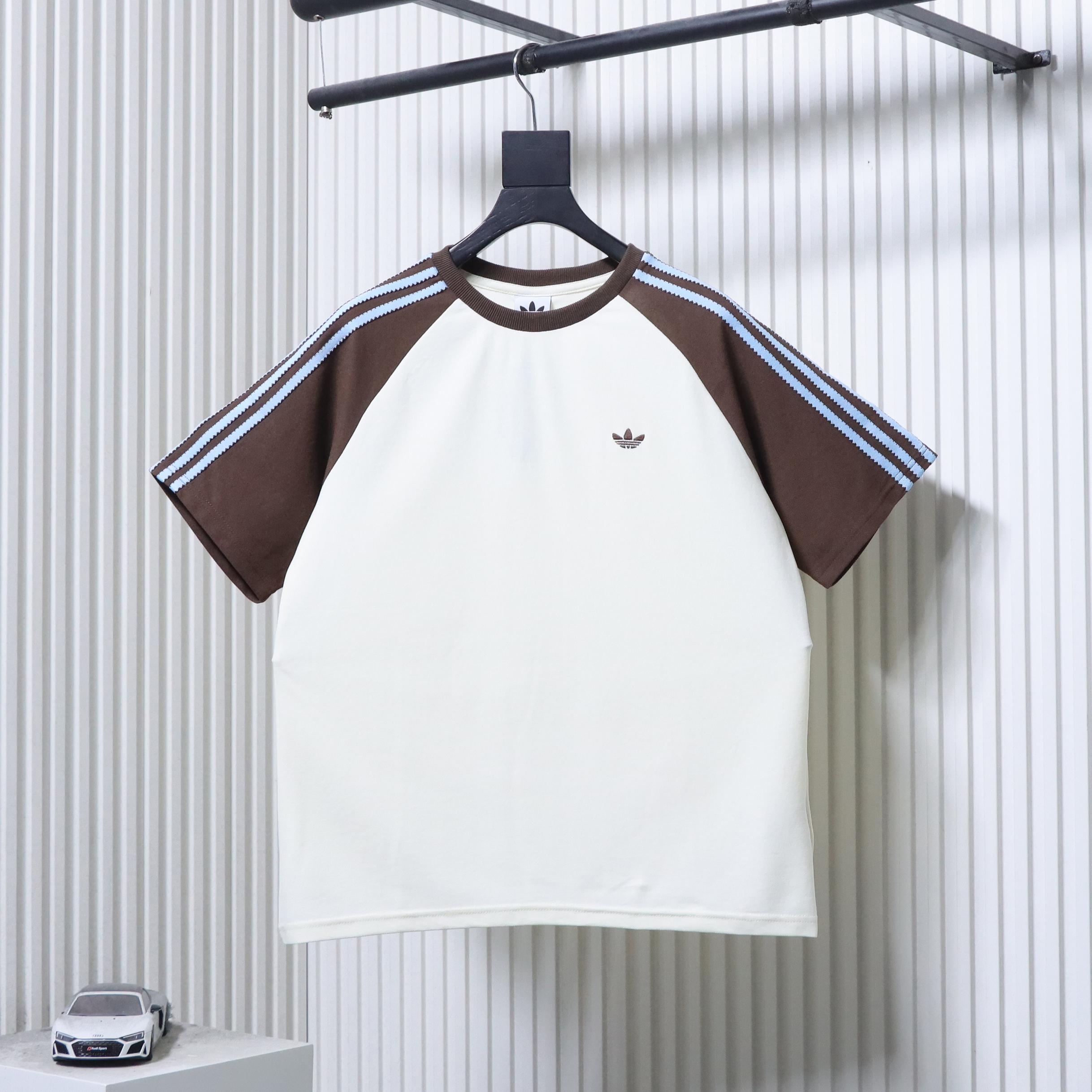     adidas Originals BRITCORE RINGER Oversized T-Shirt 01