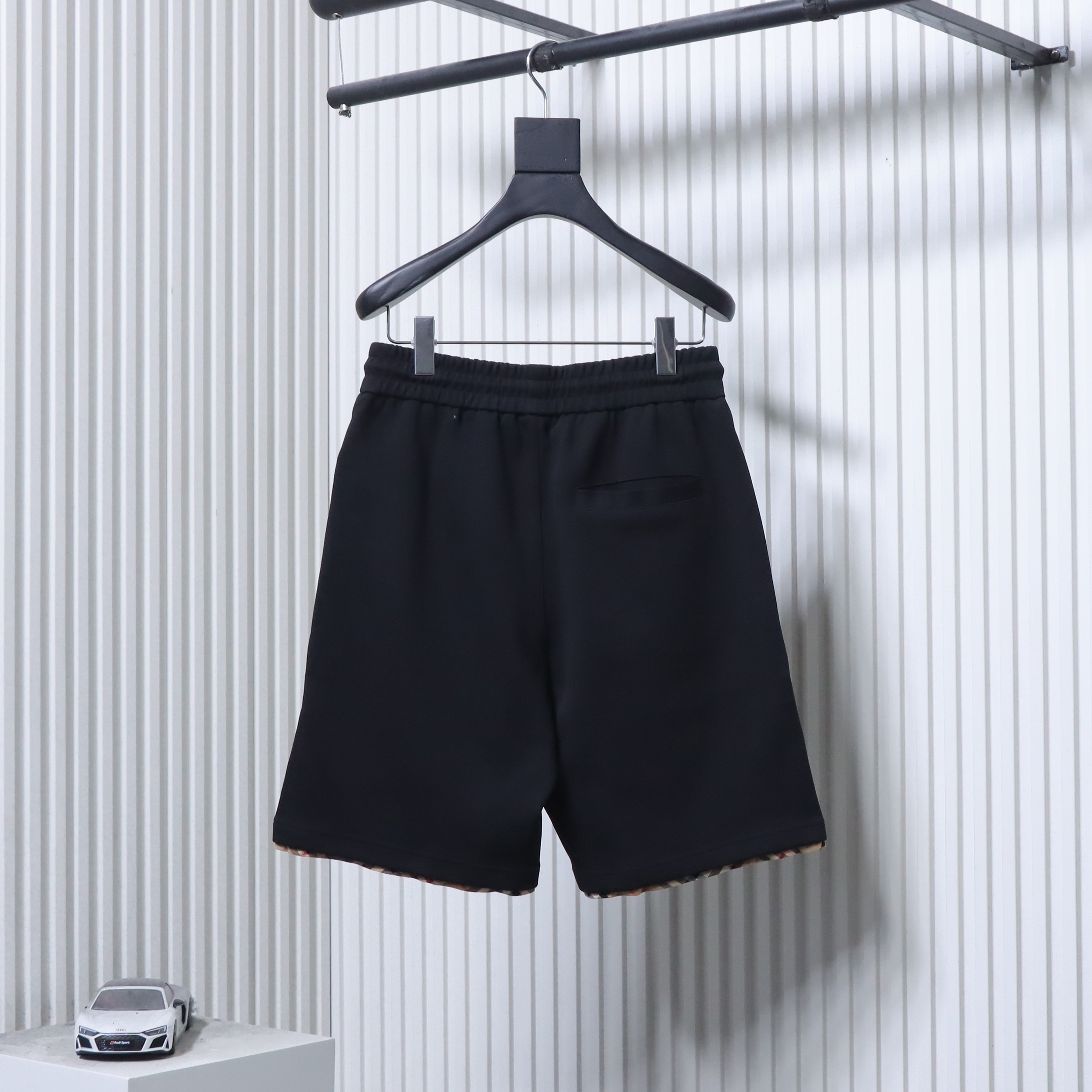     Burberry Check Trim Equestrian Knight Embroidery Shorts 02