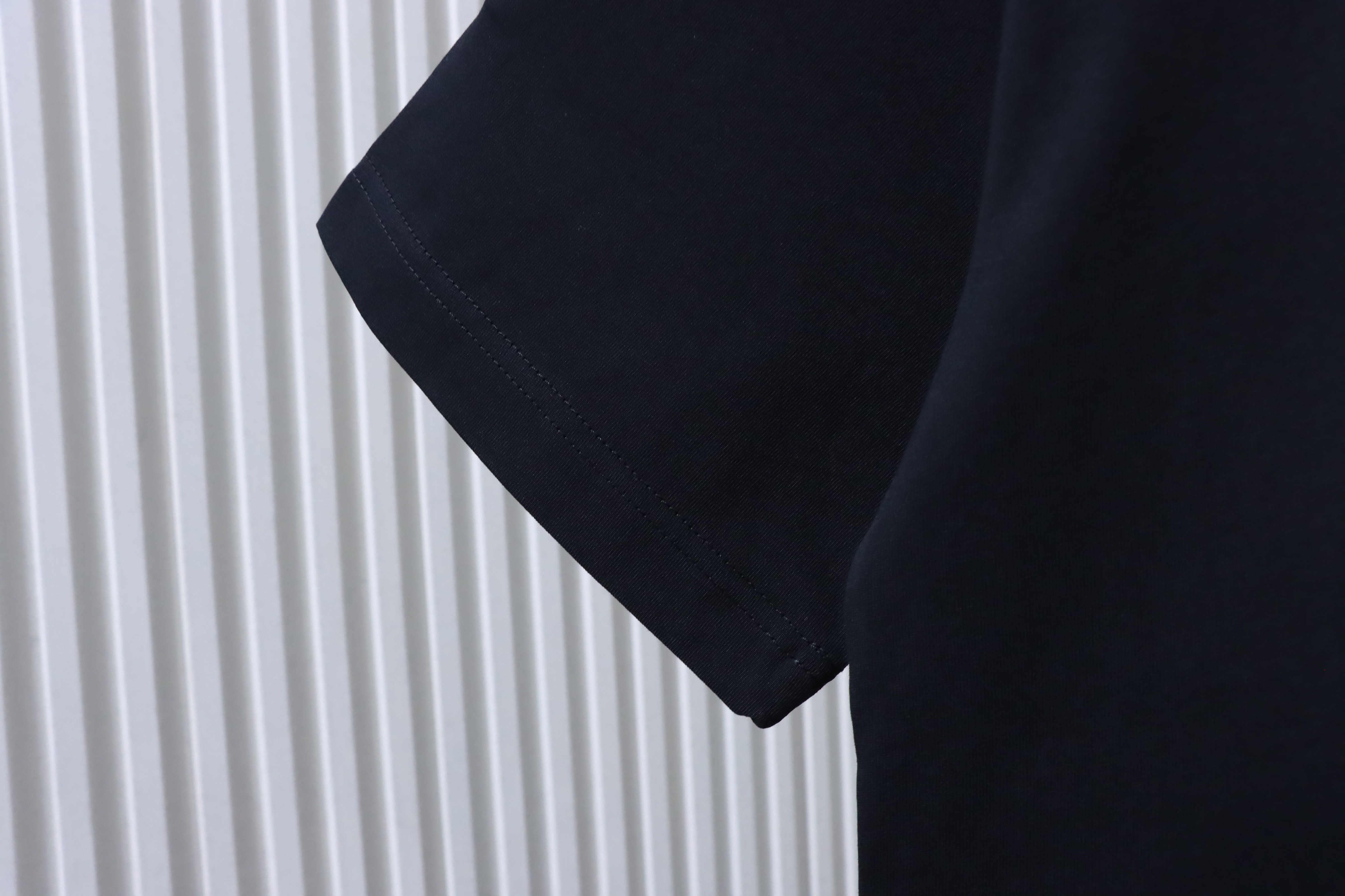    Burberry Classic Rubber Logo Crewneck T-Shirt 02