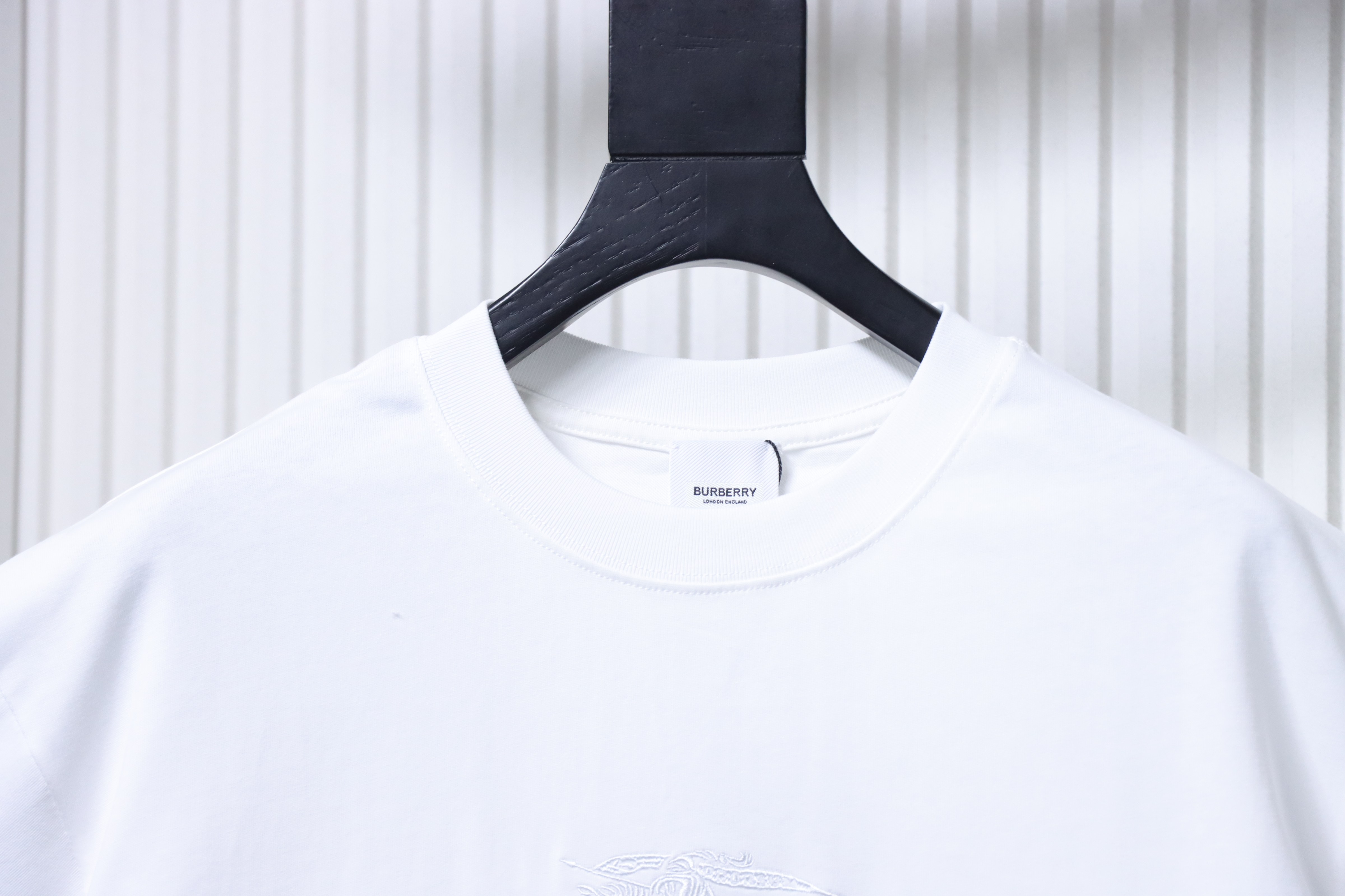    Burberry Equestrian Knight Embroidery Logo T-Shirt 01