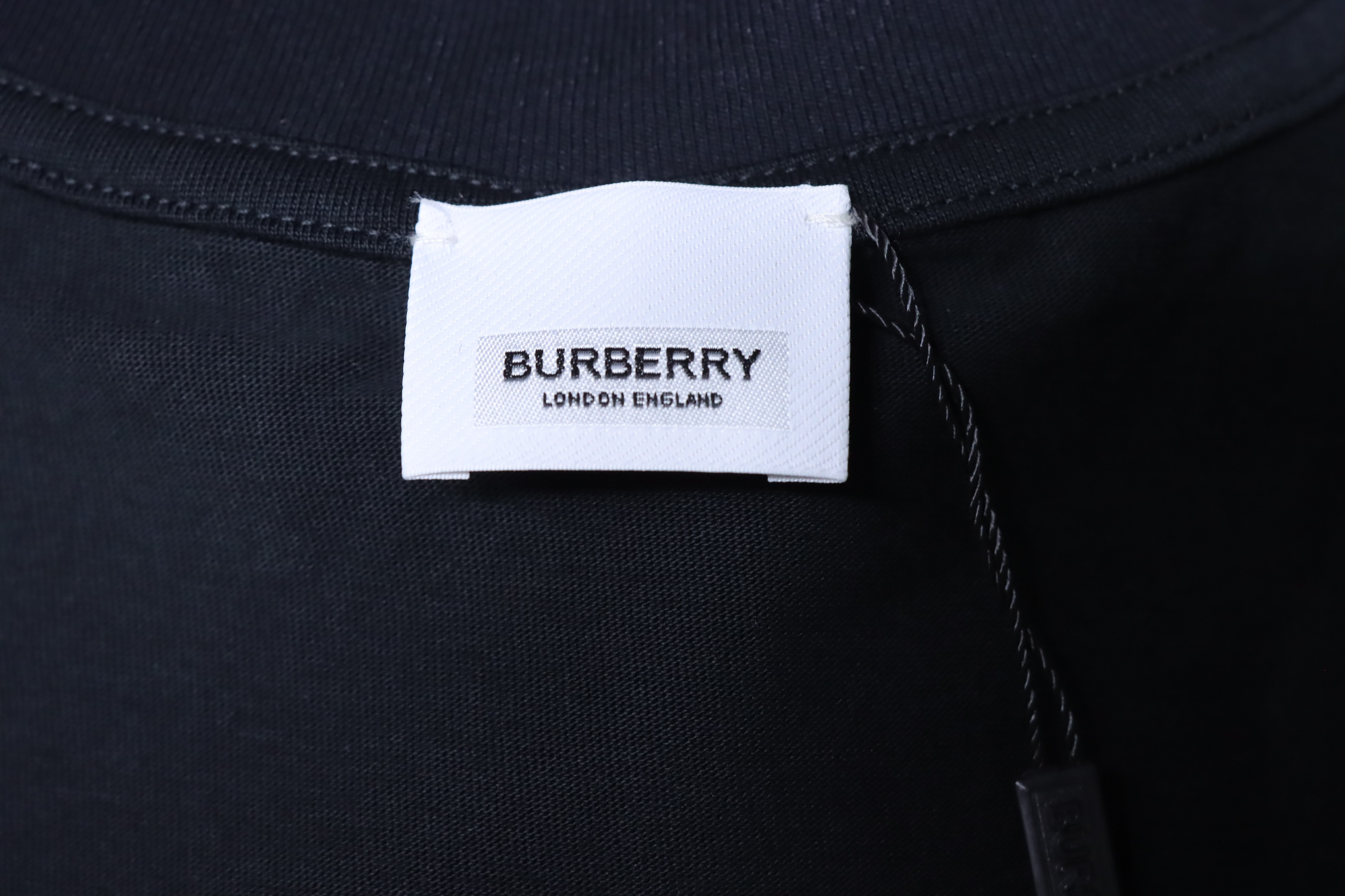    Burberry Equestrian Knight Embroidery Logo T-Shirt 02