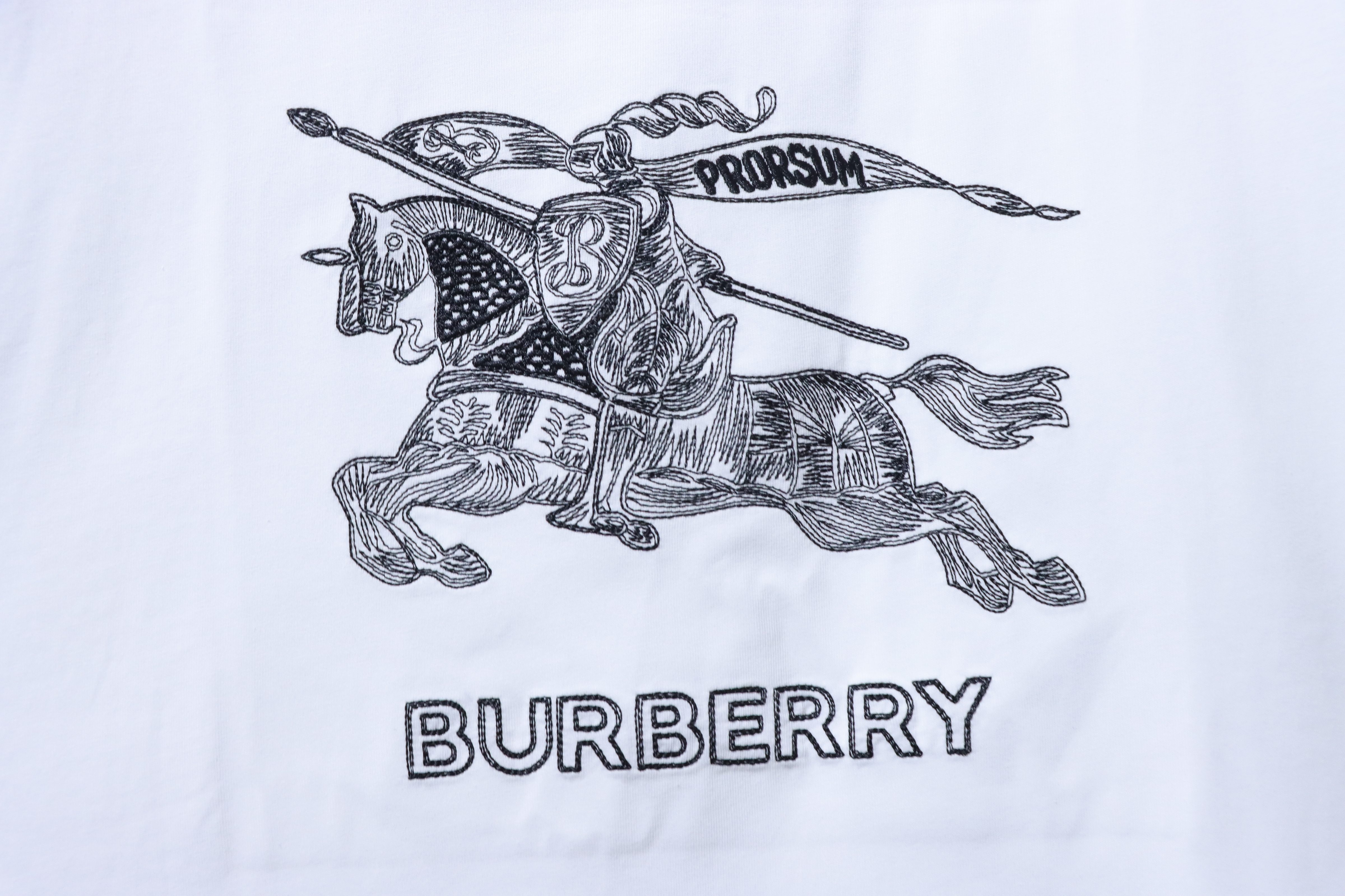    Burberry Sketch Equestrian Knight Embroidery T-Shirt 01