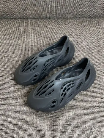 Pkgod adidas Yeezy Foam RNNR Onyx review Sarah Dille