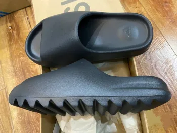  Pkgod adidas Yeezy Slide Onyx review Ino Beaumont