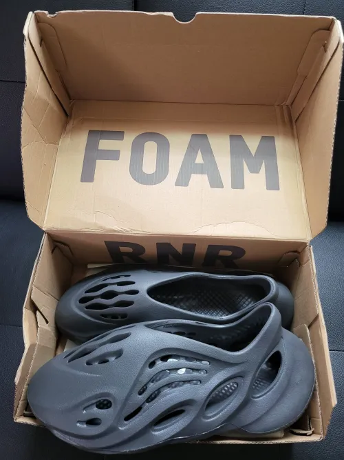 Pkgod adidas Yeezy Foam RNNR Onyx review 