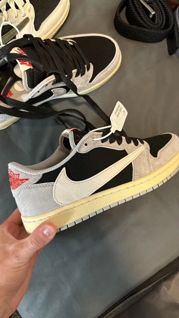 Pkgod Travis Scott x Air Jordan 1 Low White Grey Low Gang review Bautista Diubertti
