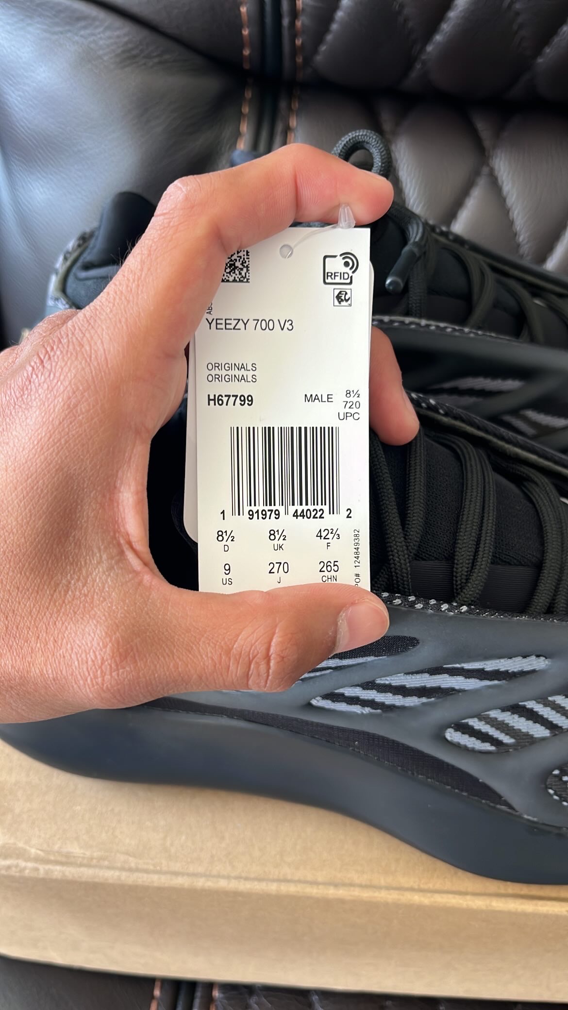 Pkgod Adidas Yeezy Boost 700 V3 Alvah review Ovidio 01