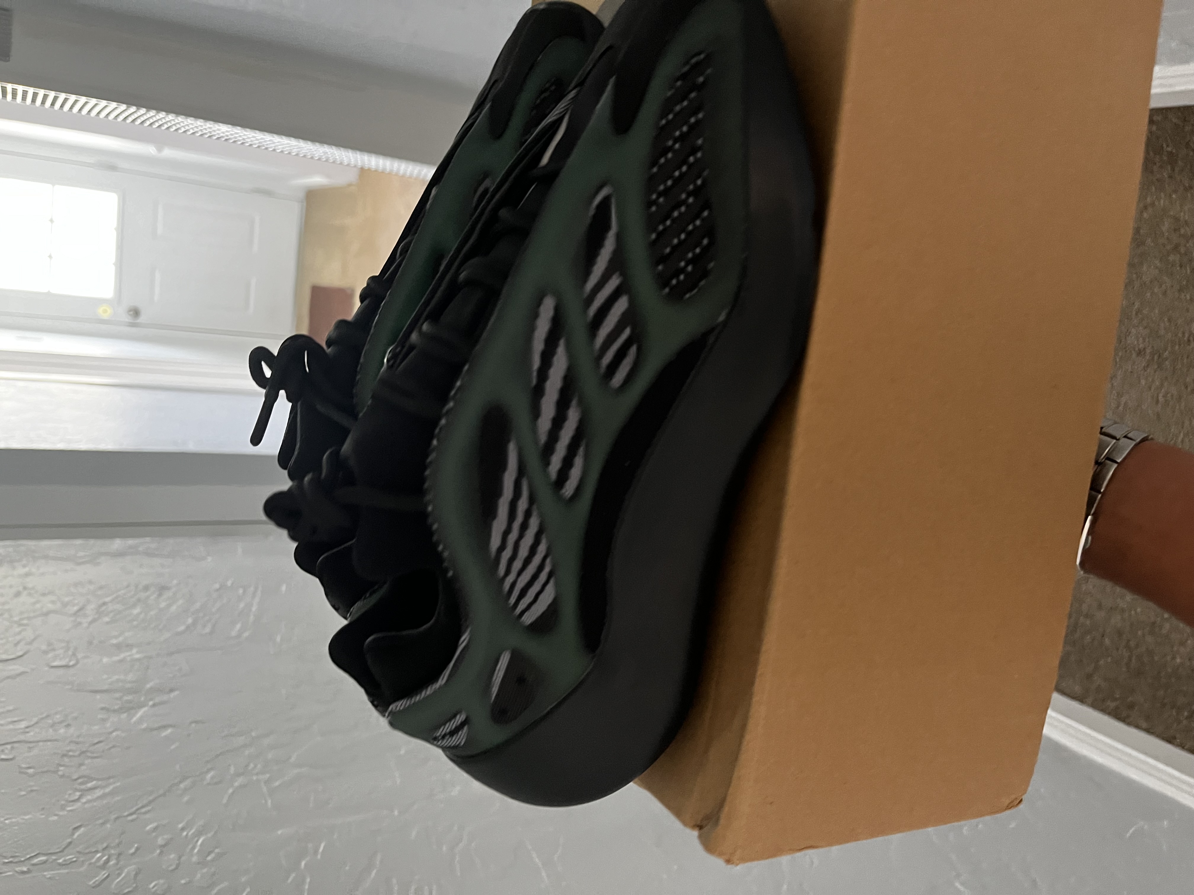 Pkgod Adidas Yeezy Boost 700 V3 Alvah review Ovidio 03