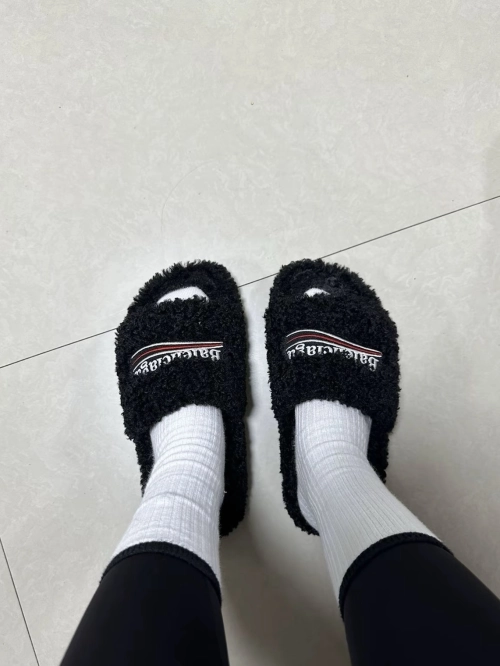    Balenciaga Furry Slide Black reviewed byBrandon L.