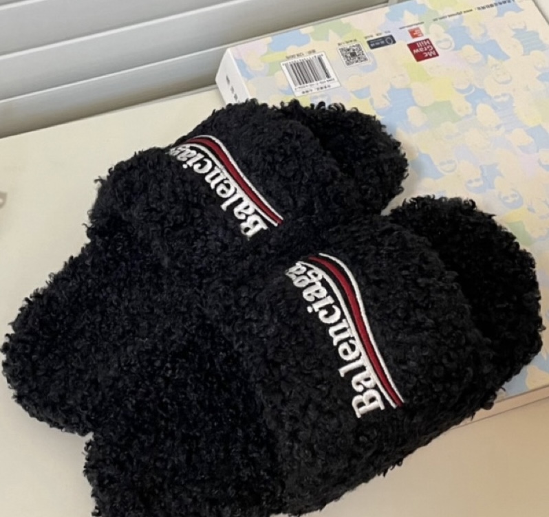 Balenciaga Furry Slide Black 654747 W2DO1 1096 review 1
