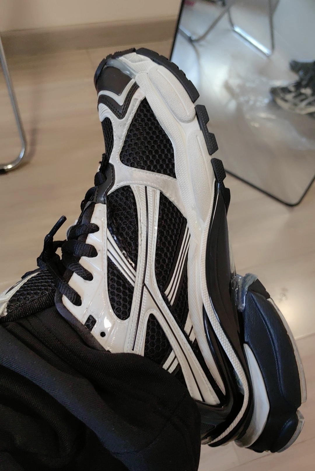 Balenciaga Runner White and Black LED 677403W3RB29010 review 0