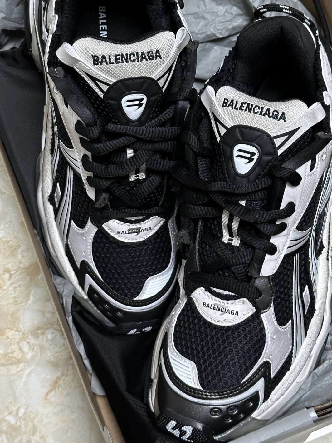 Balenciaga Runner White and Black LED 677403W3RB29010 review 0