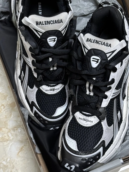 Balenciaga Runner White and Black LED 677403W3RB29010 review 