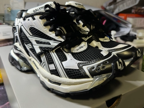 Balenciaga Runner White and Black LED 677403W3RB29010 review Jennifer M.