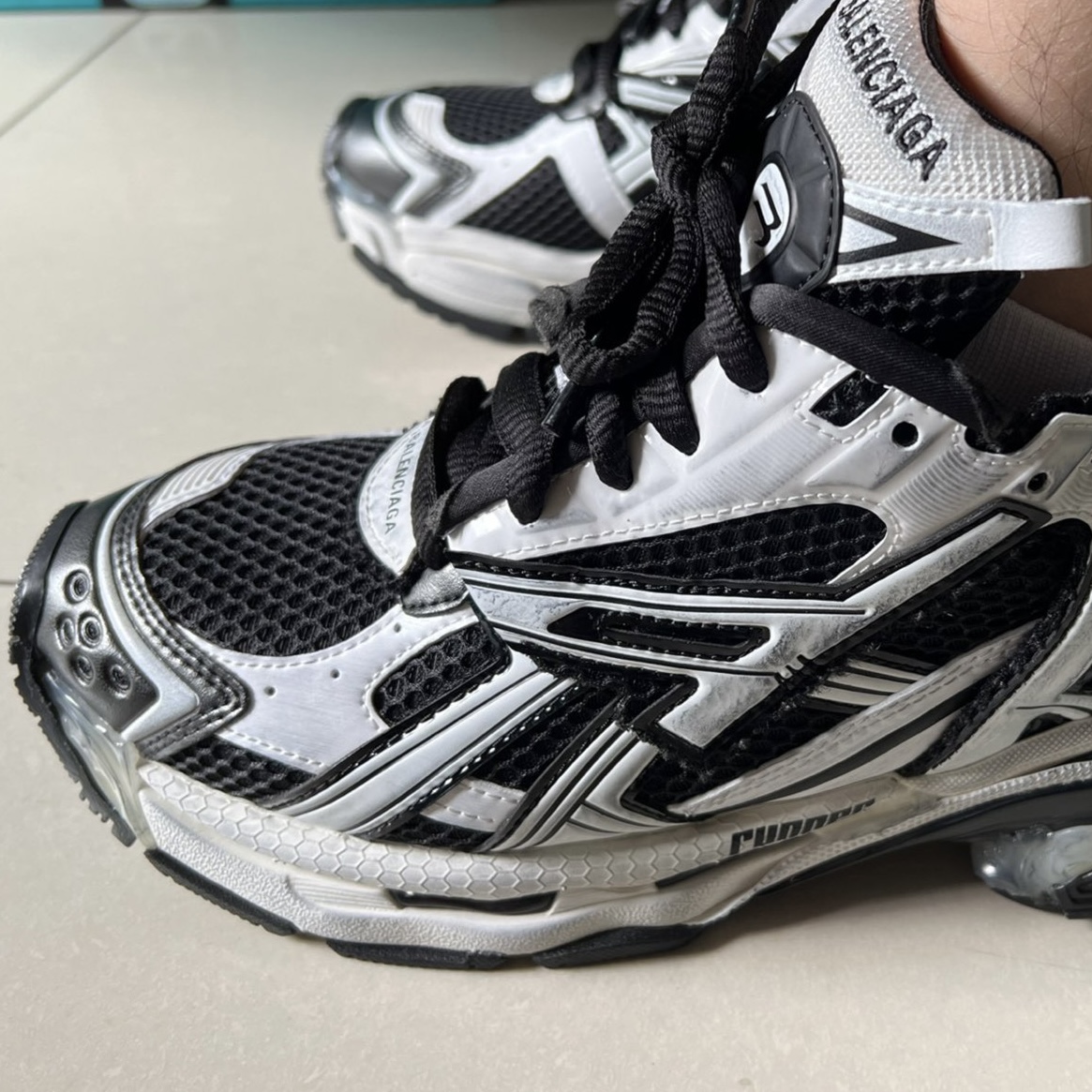 Balenciaga Runner White and Black LED 677403W3RB29010 review 0