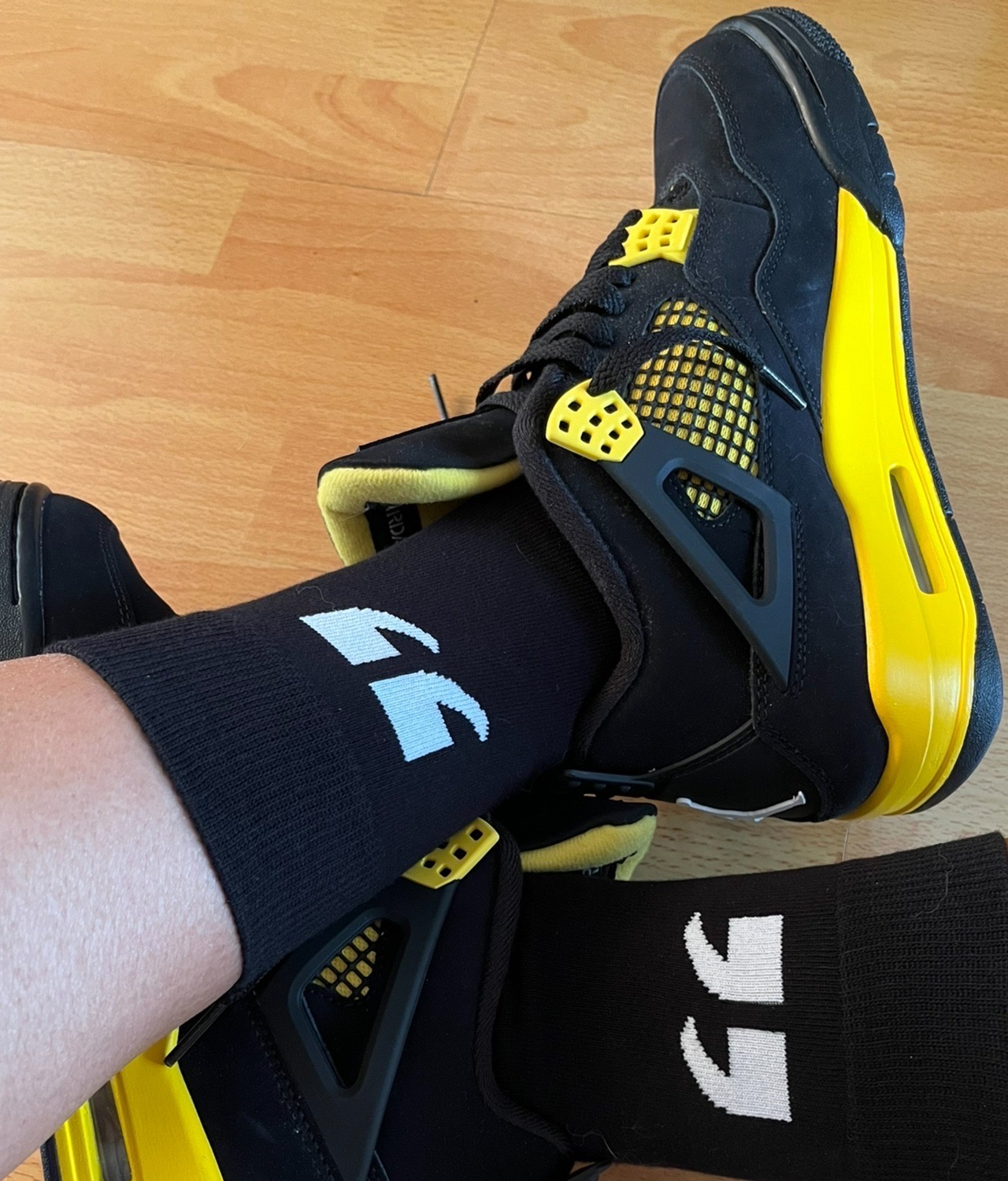 Pkgod Jordan 4 Retro Thunder DH6927-017 review Melissa Parker