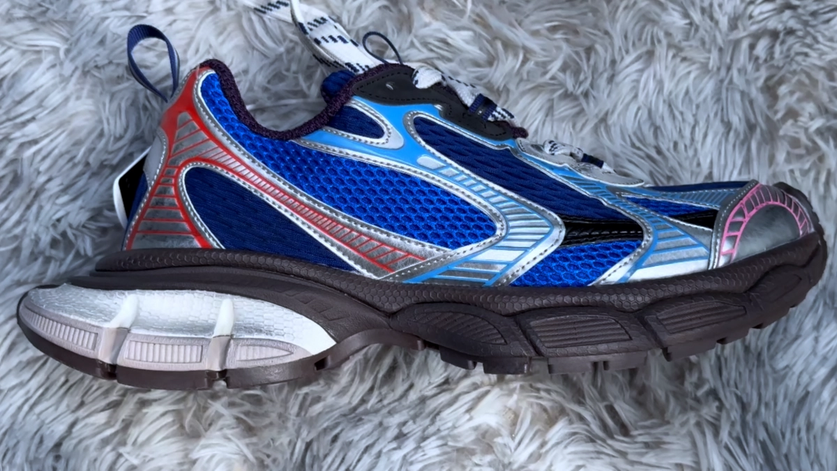 Watch a 15-second unboxing of the Balenciaga 3XL Silver Red and Blue replica.

Product: Balenciaga 3XL Silver Red and Blue
Model / SKU: 542229 W1RB5 0513
Colors: Silver / Blue / Red