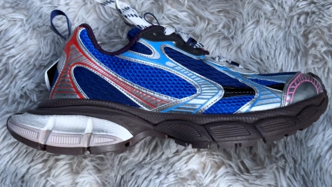 Watch a 15-second unboxing of the Balenciaga 3XL Silver Red and Blue replica.
Product: Balenciaga 3XL Silver Red and Blue
Model / SKU: 542229 W1RB5 0513
Colors: Silver / Blue / Red