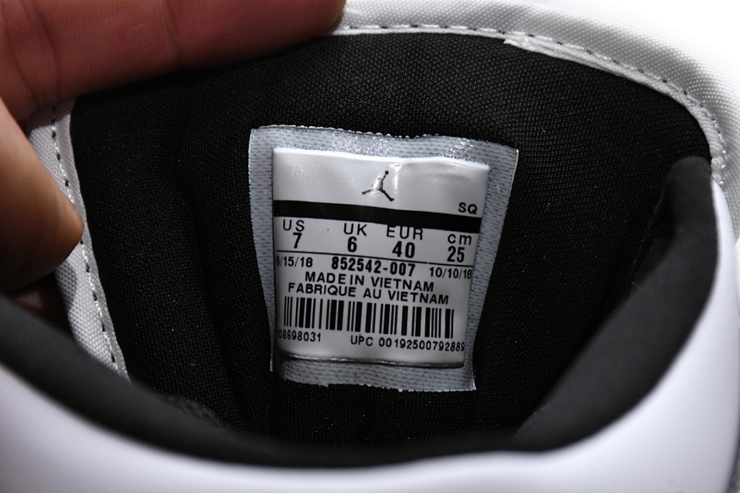 Air Jordan 1 Mid Patent Black White Gold