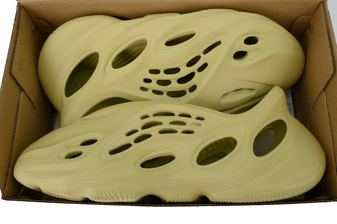  God  Batch  adidas Yeezy Foam Runner Sulfur  GV6775
