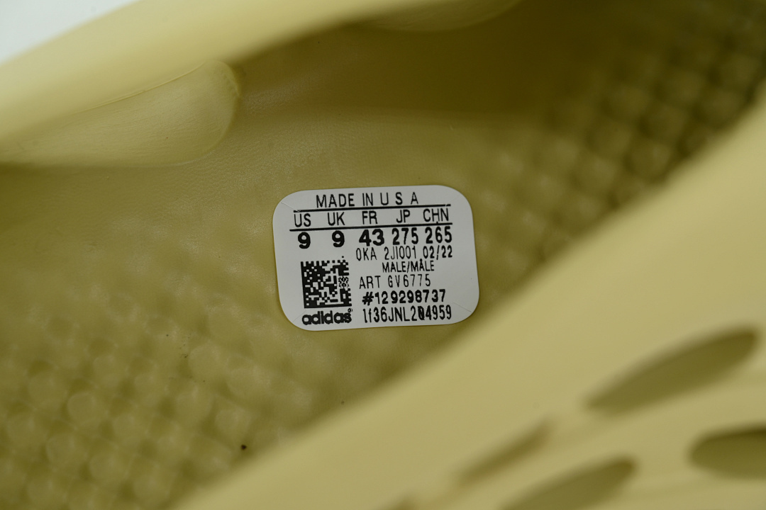  God  Batch  adidas Yeezy Foam Runner Sulfur  GV6775