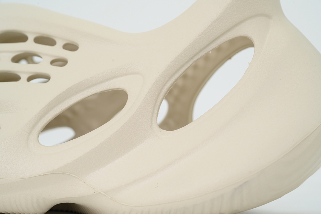  God  Batch  adidas Yeezy Foam Runner Sand   FY4567