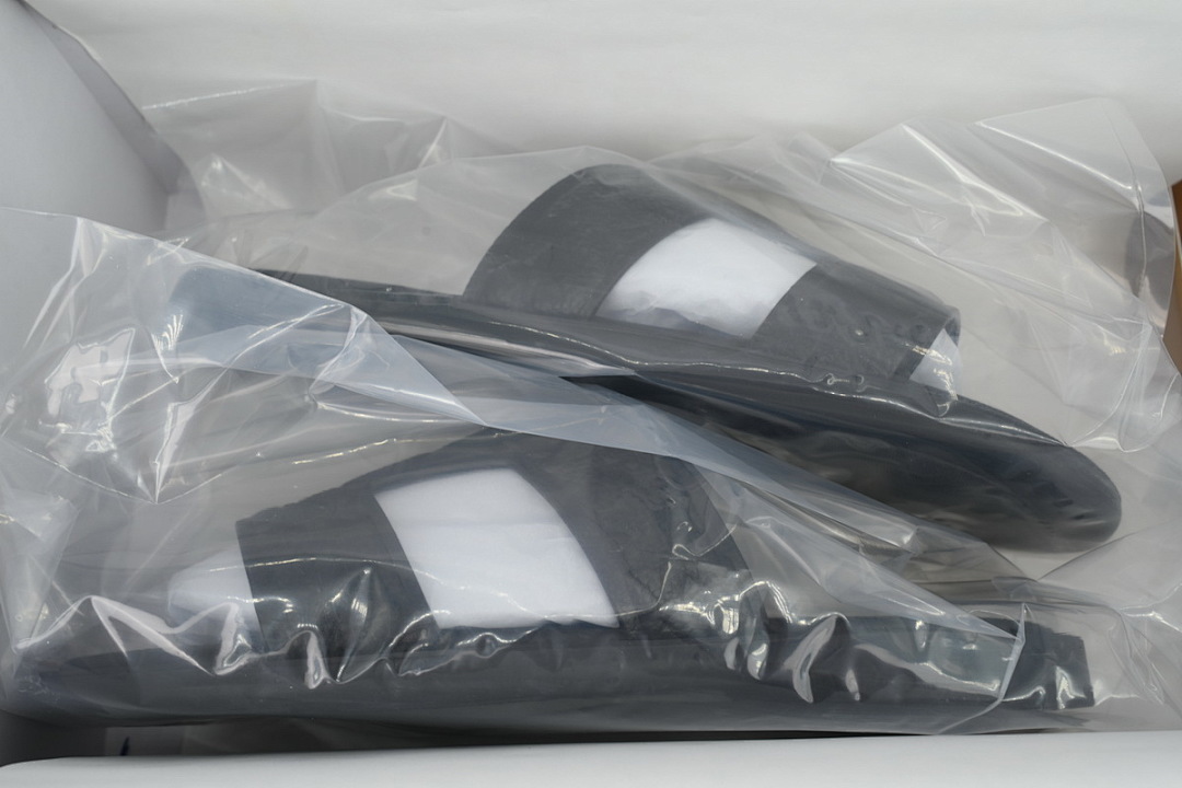 God  Batch  LOUIS VUITTON Oasis Black Embossing