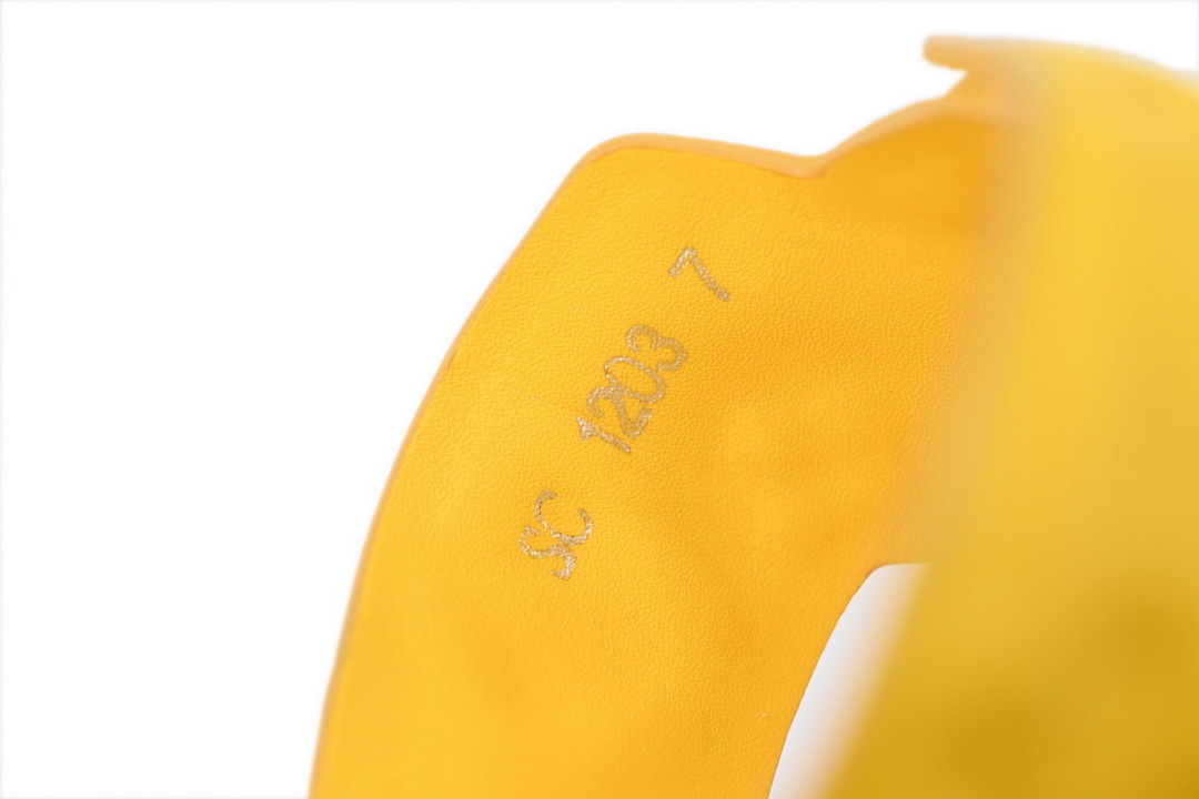 God  Batch LOUIS VUITTON Oasis Yellow Embossing