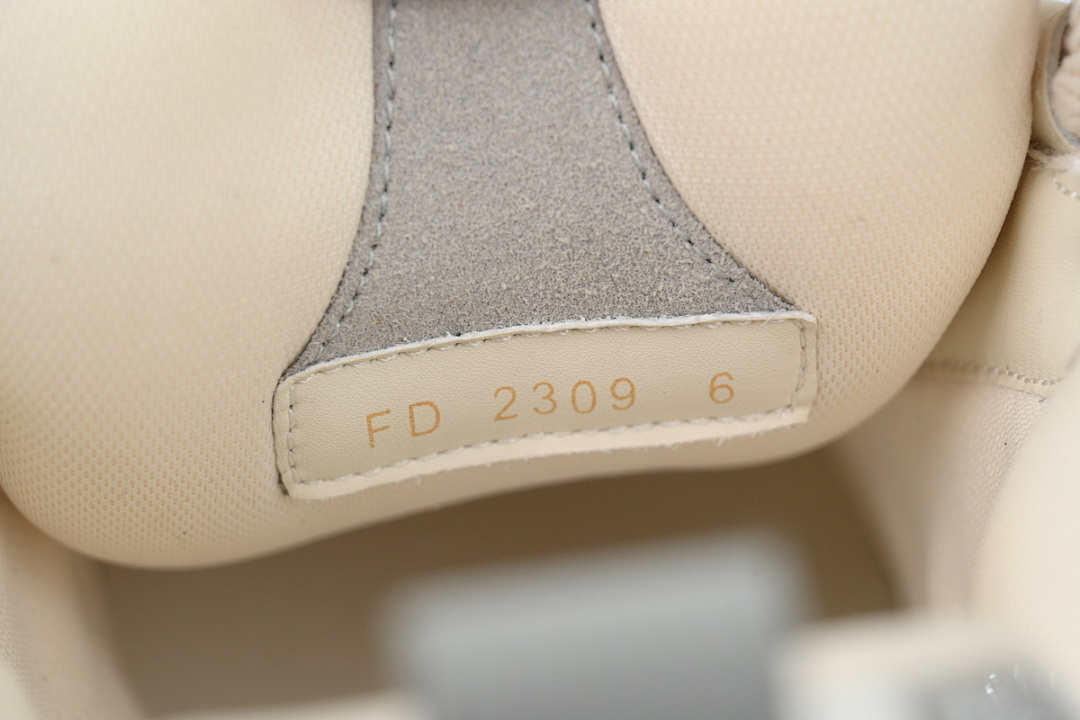 FC God Batch LOUIS VUITTON Skate Horse Hair Gray White Diamond