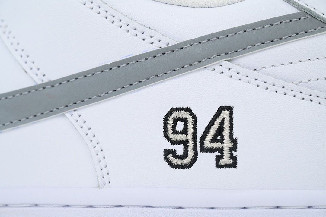 FC God Batch   Nike Supreme x Dunk Low SB 'White Metallic Silver'  HQ8487-100