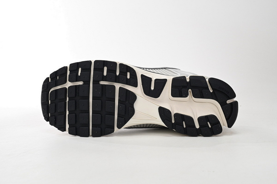 NikeAir Zoom Vomero 5 Silver  FD0884-025 