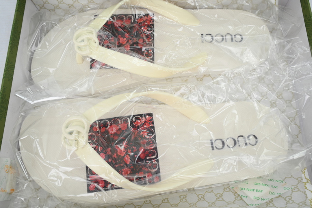 Gucci Branded Ivory Rubber Flip Flops with Red Floral Detail