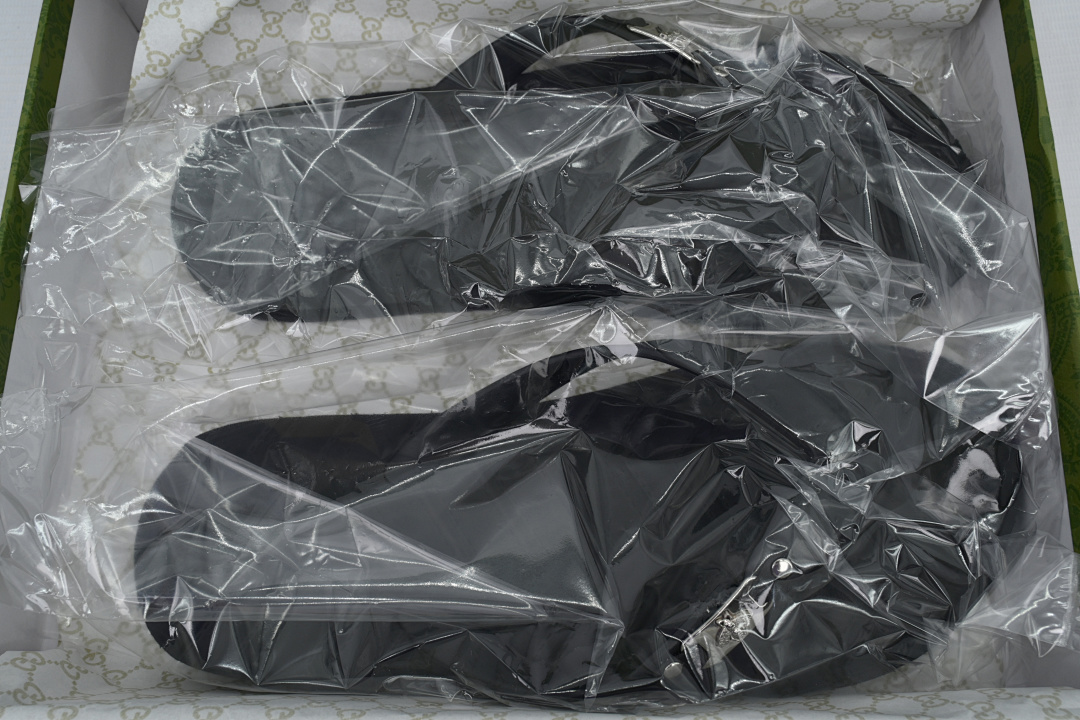 Gucci Branded Black Rubber Flip Flops with Bee Hardware