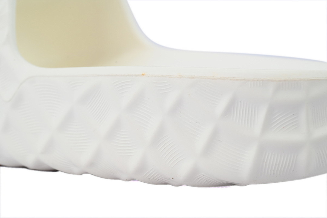 Gucci Branded White Rubber Slides with 3D Interlocking G Hardware