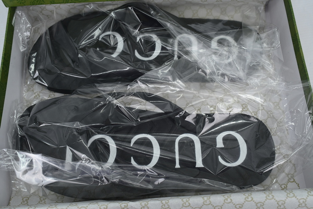 Gucci Branded Black Rubber Flip Flops with Contrast Logo