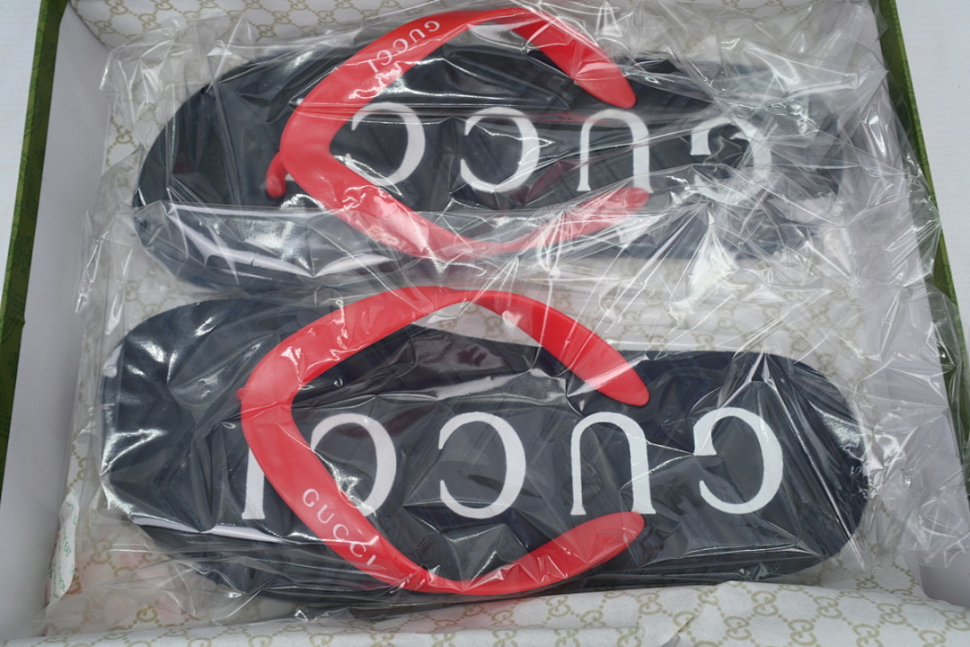Gucci Branded Two-Tone Rubber Flip Flops with Printed Logo
