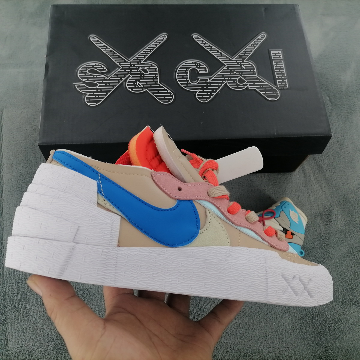 Bstsneaker- KAWS x sacai x Nike Blazer Low Reed DM7901-100 