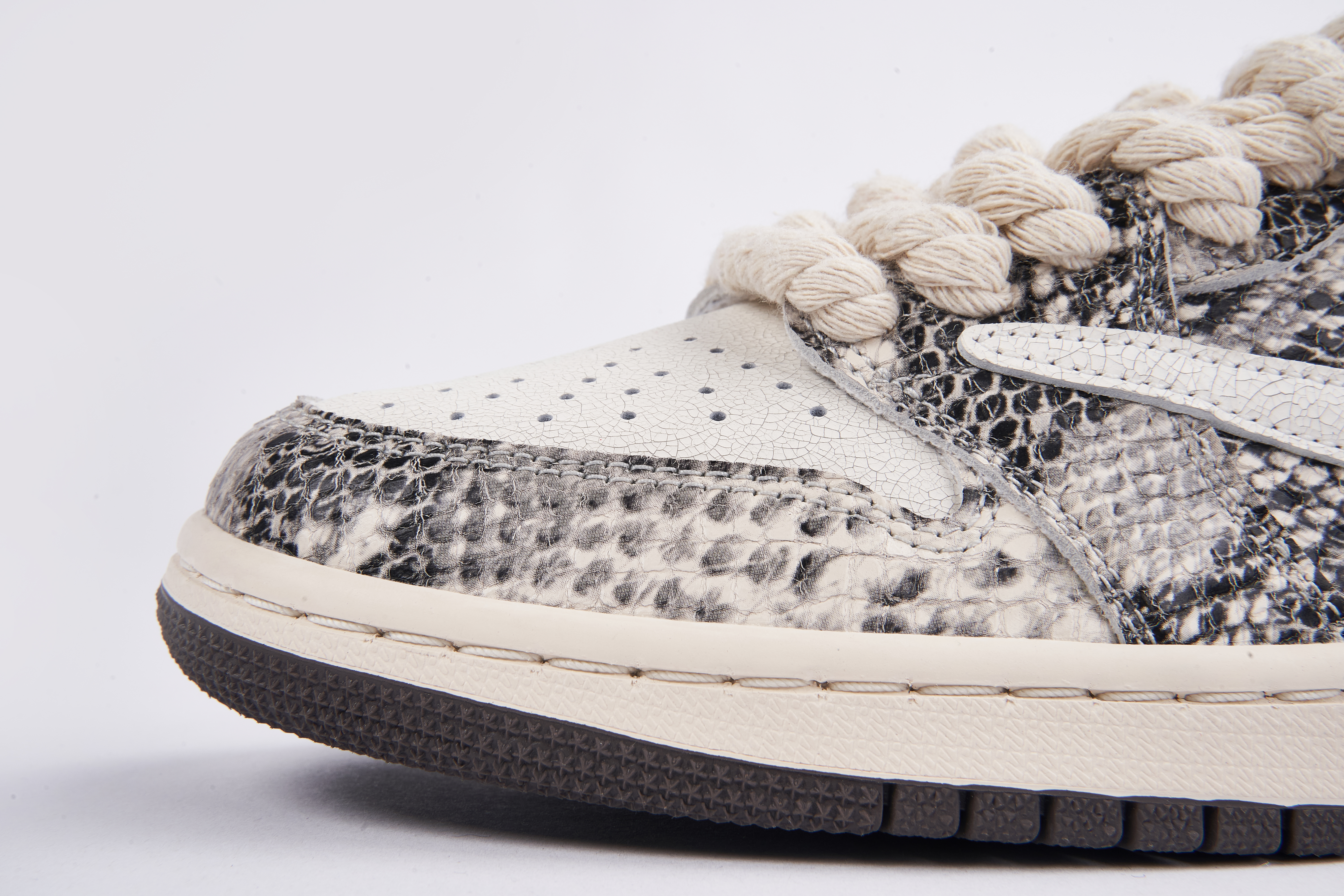 Bstsneaker-Travis Scott x Air Jordan 1 Low Snake Print