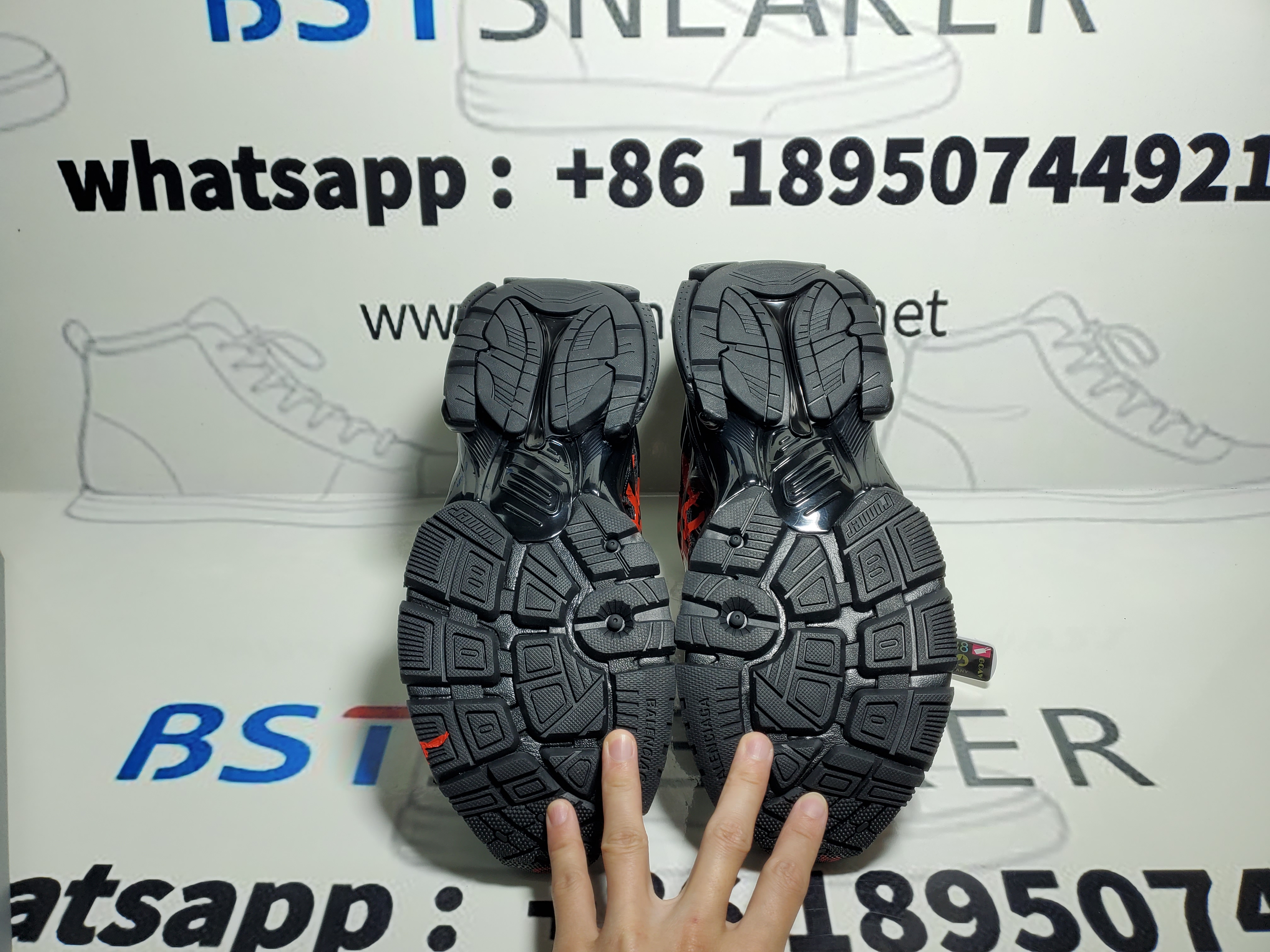 Bstsneaker-Balenciaga Runner Black And Red Characters 677402 W3RB1 0102