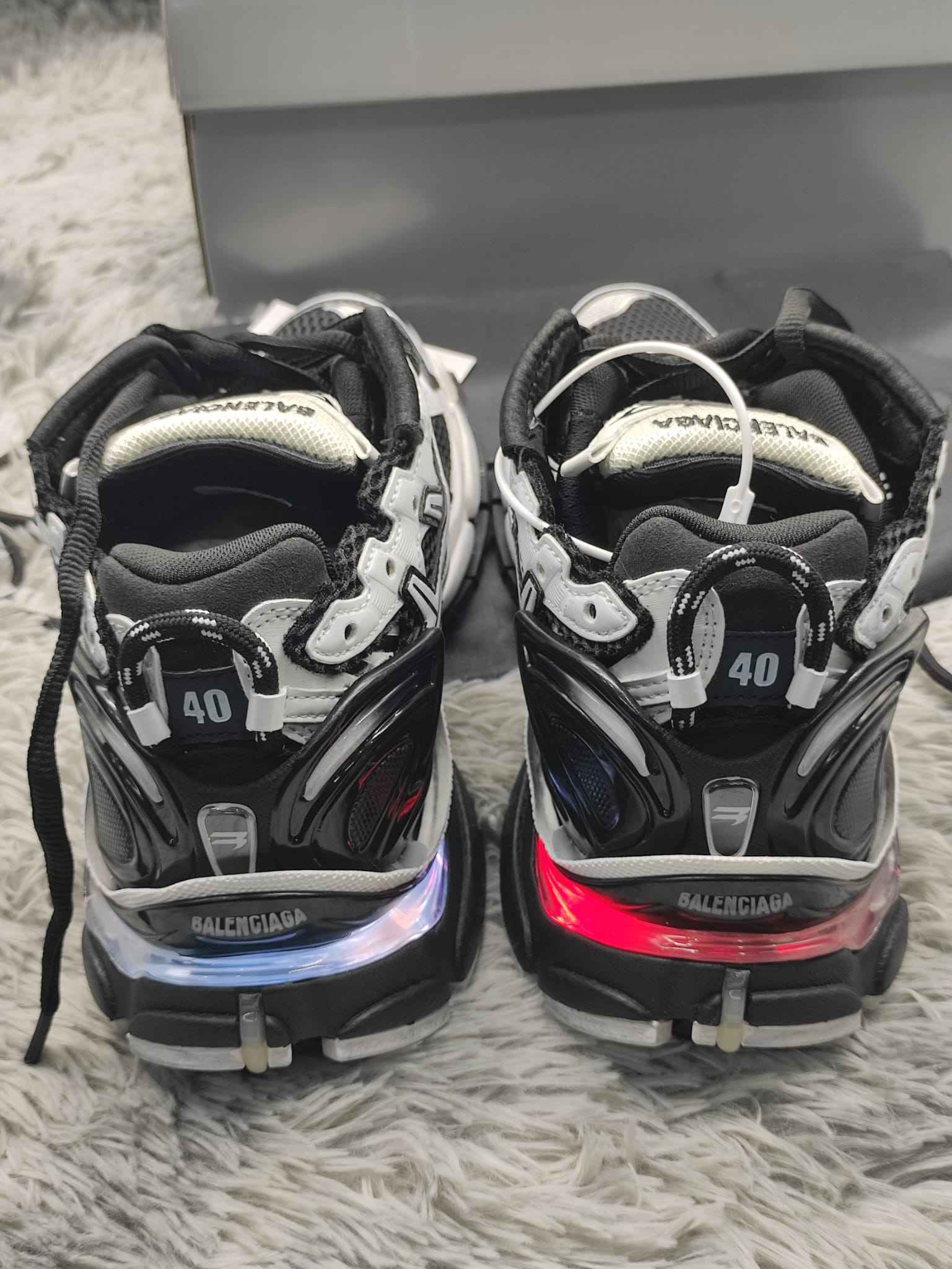 Bstsneaker-Balenciaga Runner LED Black and White 853225 WRNLD 9010 