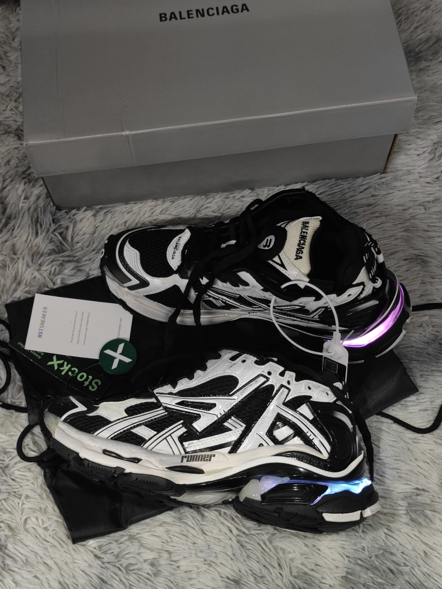 Bstsneaker-Balenciaga Runner LED Black and White 853225 WRNLD 9010 