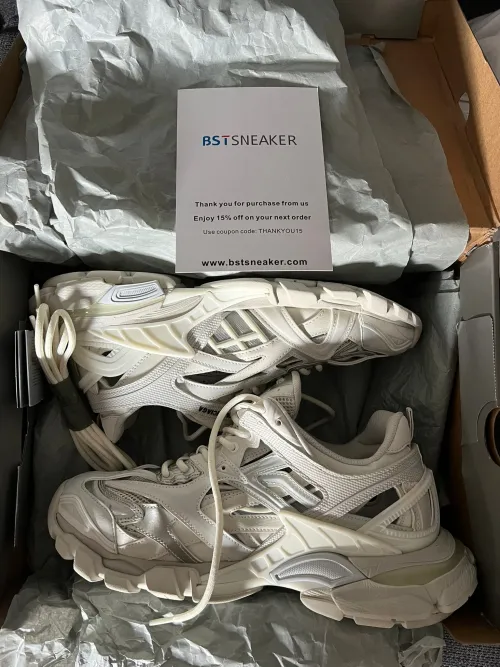 Bstsneaker- Blenciaga Track 2 Sneaker White 570391 W2GN2 9000  review 